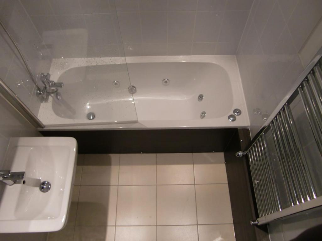 La salle de bains est pourvue d'une baignoire et d'un lavabo. dans l'établissement Residence Bollin No.21, à Tignes