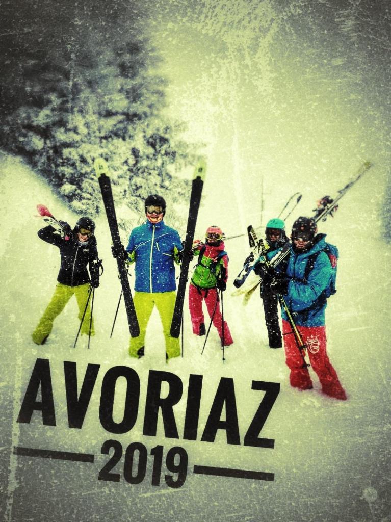 un groupe de personnes debout dans la neige avec des skis dans l'établissement Avoriaz le M1212, à Avoriaz