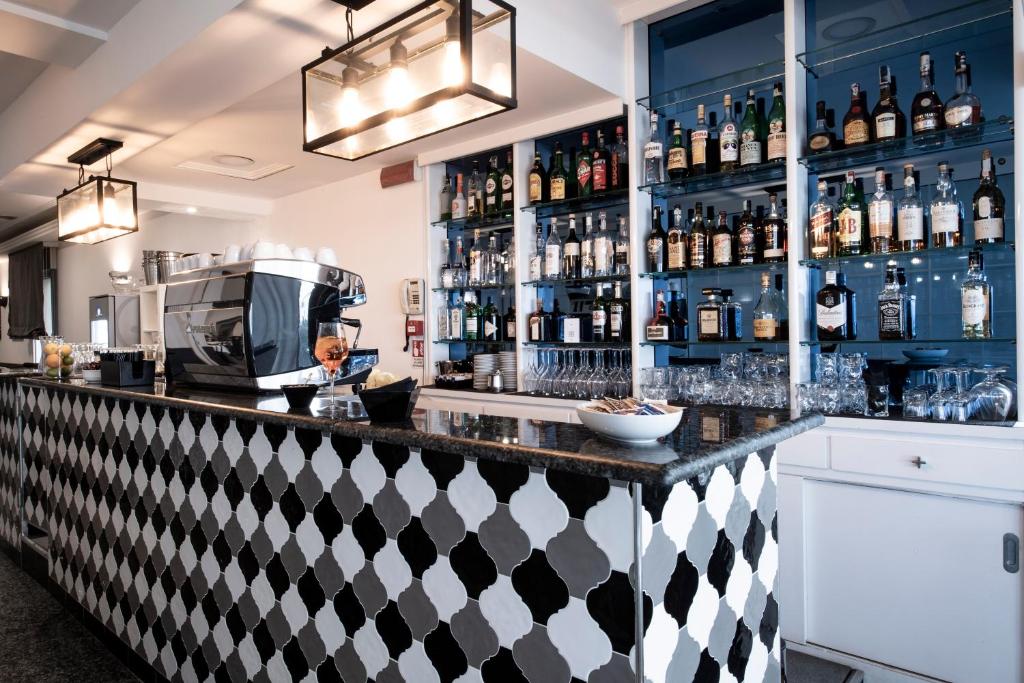 un bar avec beaucoup de bouteilles d'alcool dans l'établissement Hotel Gritti, à Lido di Jesolo