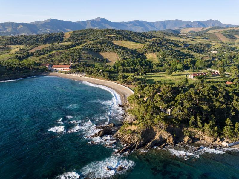 une vue aérienne d'une plage et de l'océan dans l'établissement Camping Paradis Le Pearl, à Argelès-sur-Mer