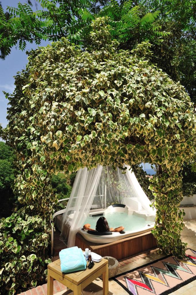 une personne posant dans une baignoire dans un arbre dans l'établissement Alberi del Paradiso, à Cefalù 107 autres photos