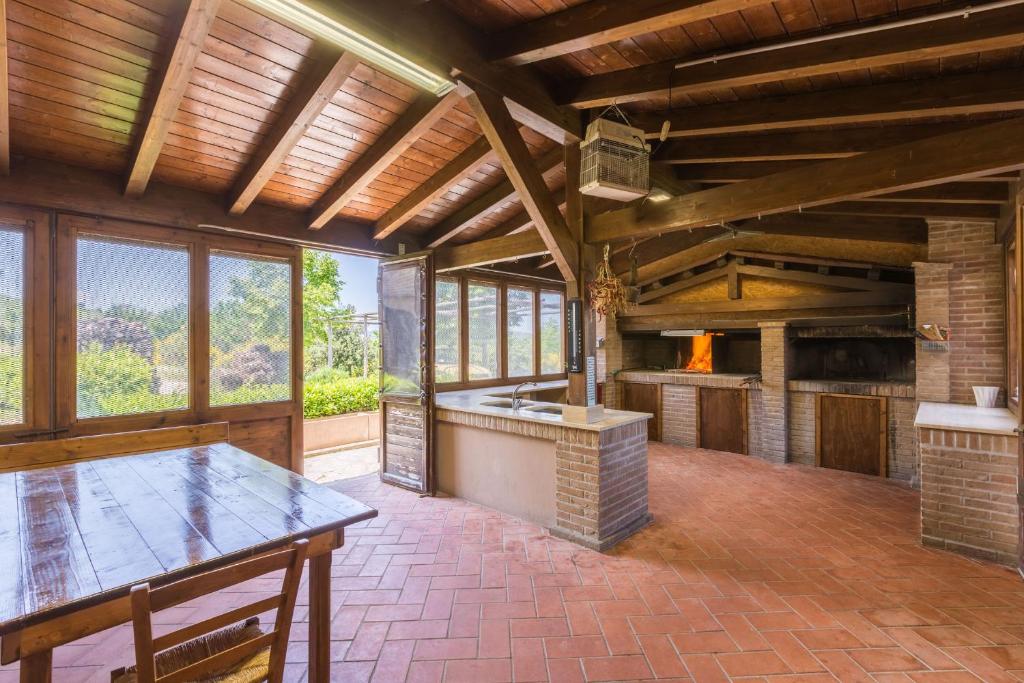 Cette grande chambre dispose d'une table et d'une cheminée. dans l'établissement Villa delle Rose, à Montalto delle Marche