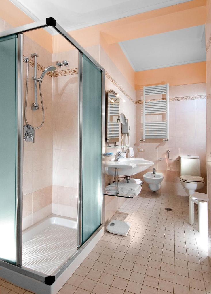 une salle de bain avec une douche, des toilettes et un lavabo dans l'établissement Hotel Bristol - Koolibry Hotels, à Cervia