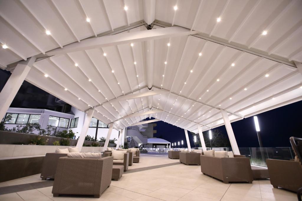 - un pavillon blanc avec des chaises et des lumières dans l'établissement Hotel Melissa, à Torre Melissa 19 autres photos