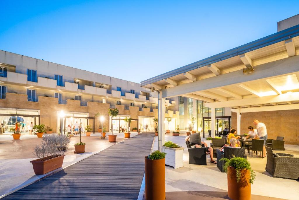un rendu de la cour d'un immeuble dans l'établissement Capo Peloro Hotel, à Torre Faro
