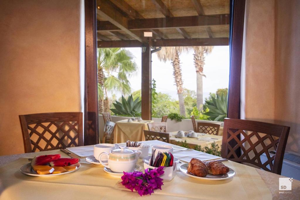 - une table avec un petit-déjeuner composé de café et de viennoiseries dans l'établissement Tonicello Hotel Resort & SPA, à Capo Vaticano