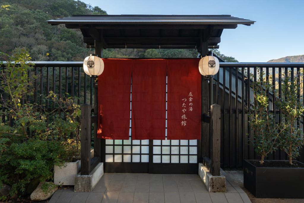 d'une porte avec un rideau rouge. dans l'établissement Onsen Guest House Tsutaya, à Hakone