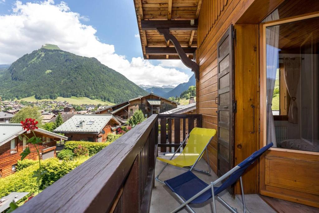un balcon avec vue sur une montagne dans l'établissement Piste B, à Morzine