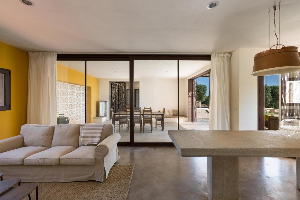 un salon avec un canapé et une table dans l'établissement Villa Sofia by Perle di Puglia, à Carovigno