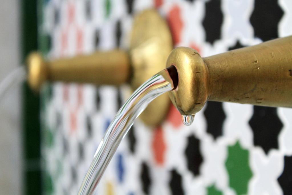fermeture d'un robinet en laiton dans l'établissement Riad Dar Achaach, à Tetouan