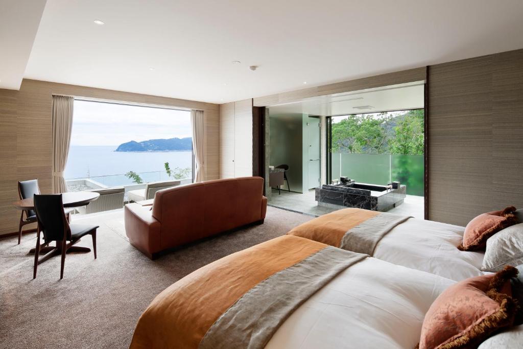 une chambre avec deux lits et une vue sur l'océan dans l'établissement THE HIRAMATSU HOTELS & RESORTS ATAMI, à Atami