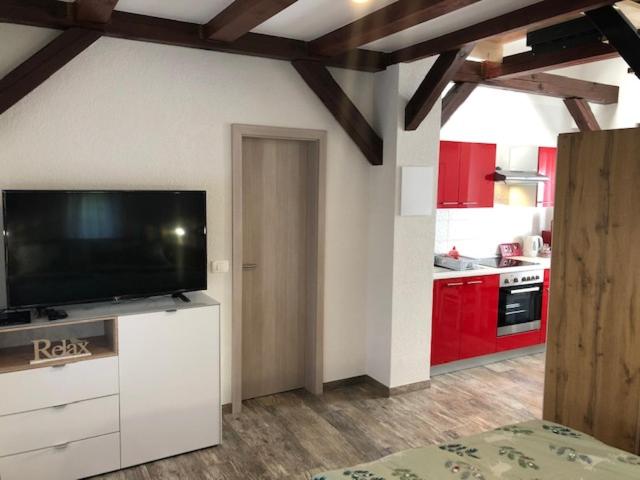 Charming tiny house "Pr Basc" in Ljubljana with cozy terrace and barbecue area 4