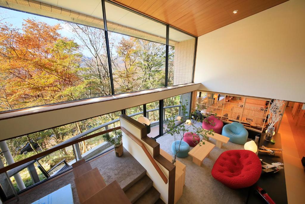 Cette suite dispose d'un salon avec une grande fenêtre. dans l'établissement Centurion Hakone Bettei, à Hakone