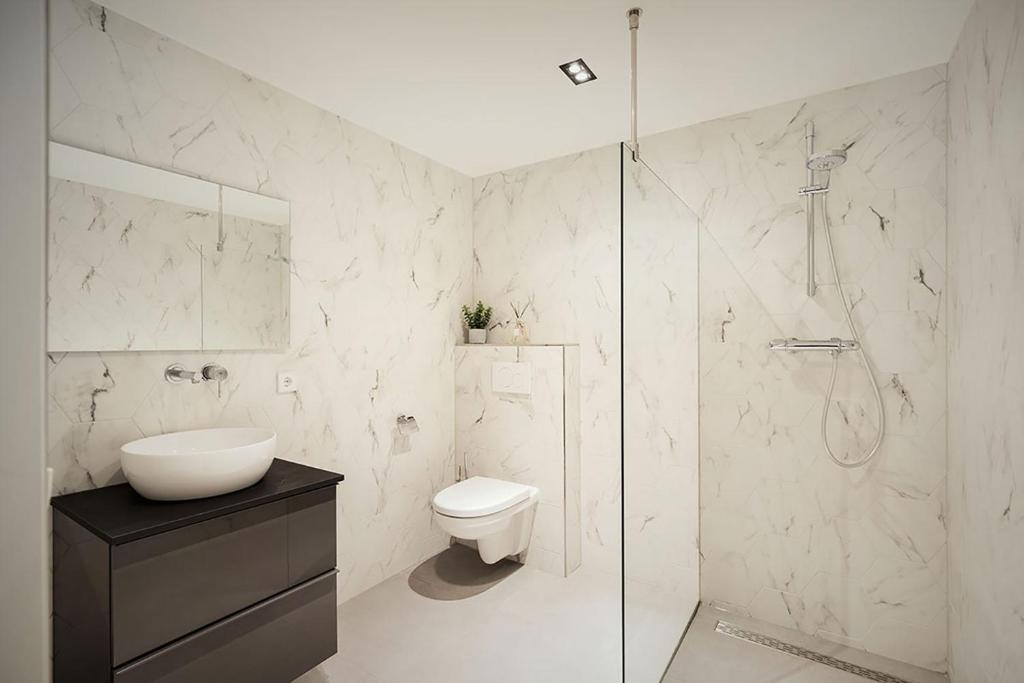 Damrak Short Stay Amsterdam 8