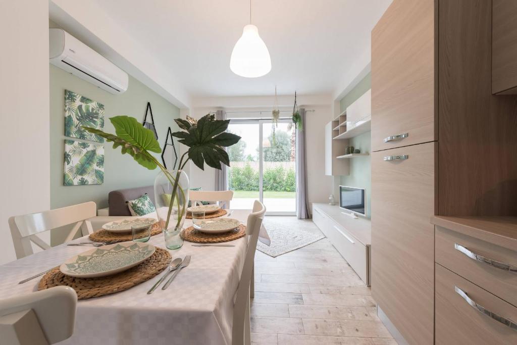 une cuisine et une salle à manger avec une table et des chaises dans l'établissement Villa Emanuela - IsulaTravel, à Ispica