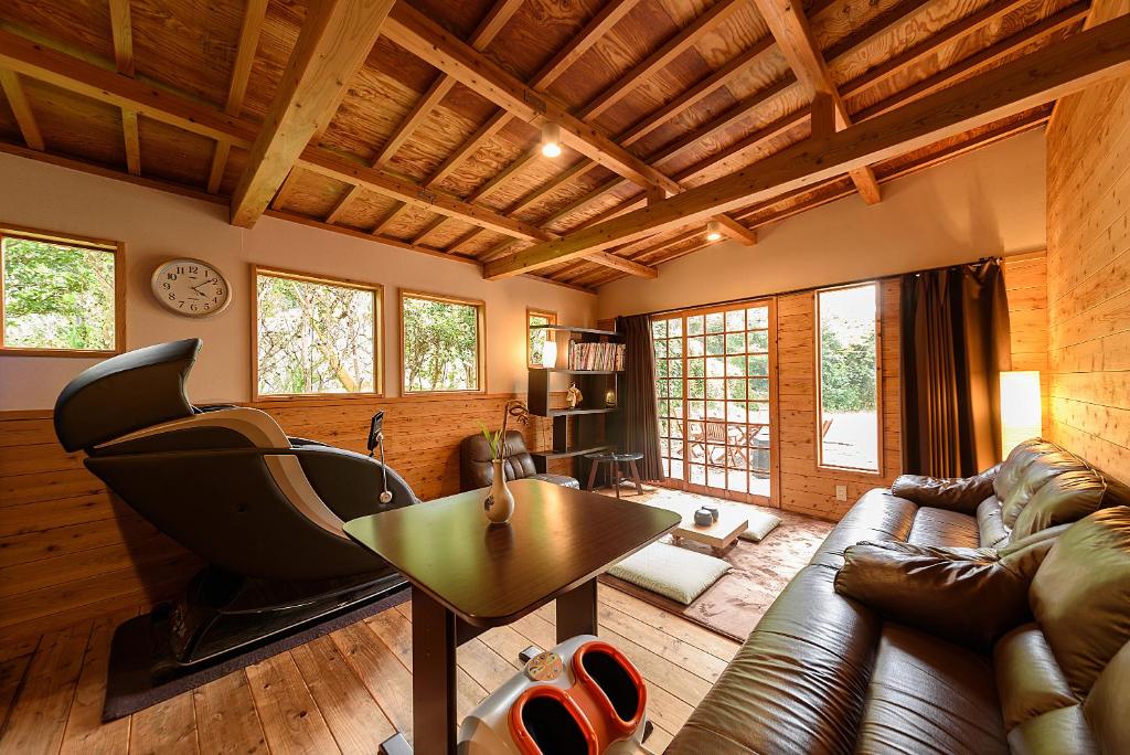 un salon avec un canapé et une table dans l'établissement 료칸 여명 旅館 黎明 Ryokan Reimei, à Yufu