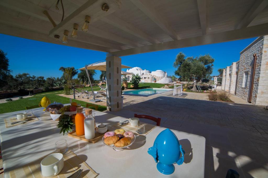 une table avec une assiette de nourriture au-dessus dans l'établissement Tenuta Trullo Padronale-Private Pool Exclusive Villa Ostuni, à Ostuni
