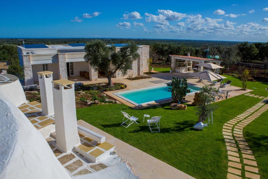 une vue aérienne d'une villa avec piscine dans l'établissement Tenuta Trullo Padronale-Private Pool Exclusive Villa Ostuni, à Ostuni
