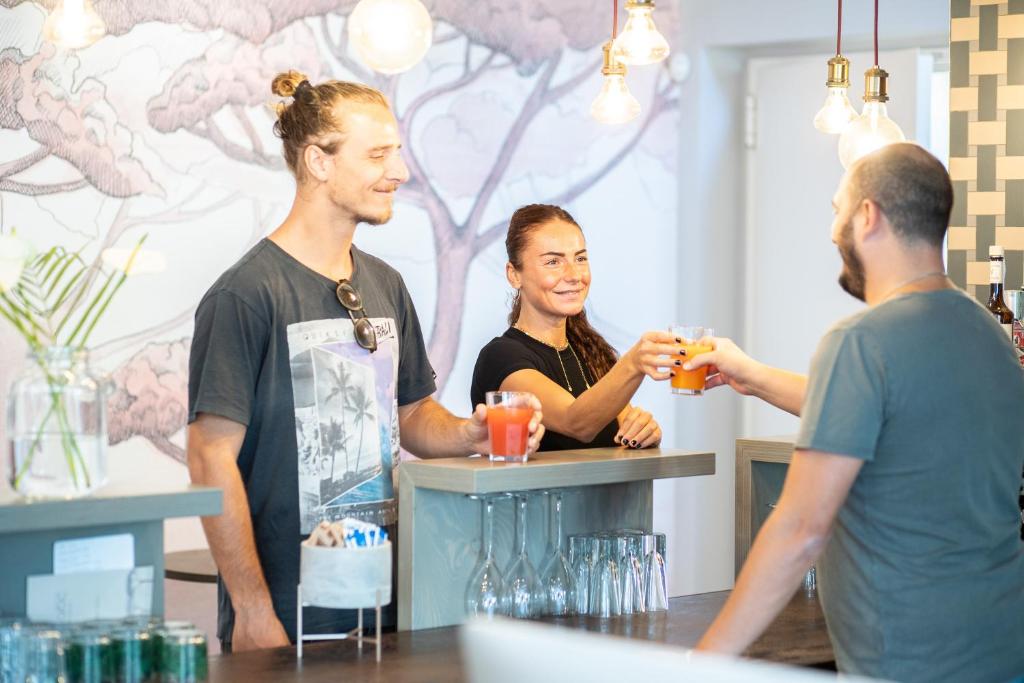 un groupe de personnes debout dans un bar avec des boissons dans l'établissement Hotel Abc, à Cervia 197 autres photos