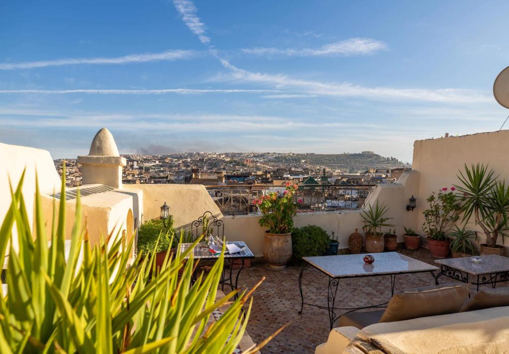un balcon avec vue sur une ville dans l'établissement Le Cèdre D'argent, à Fès