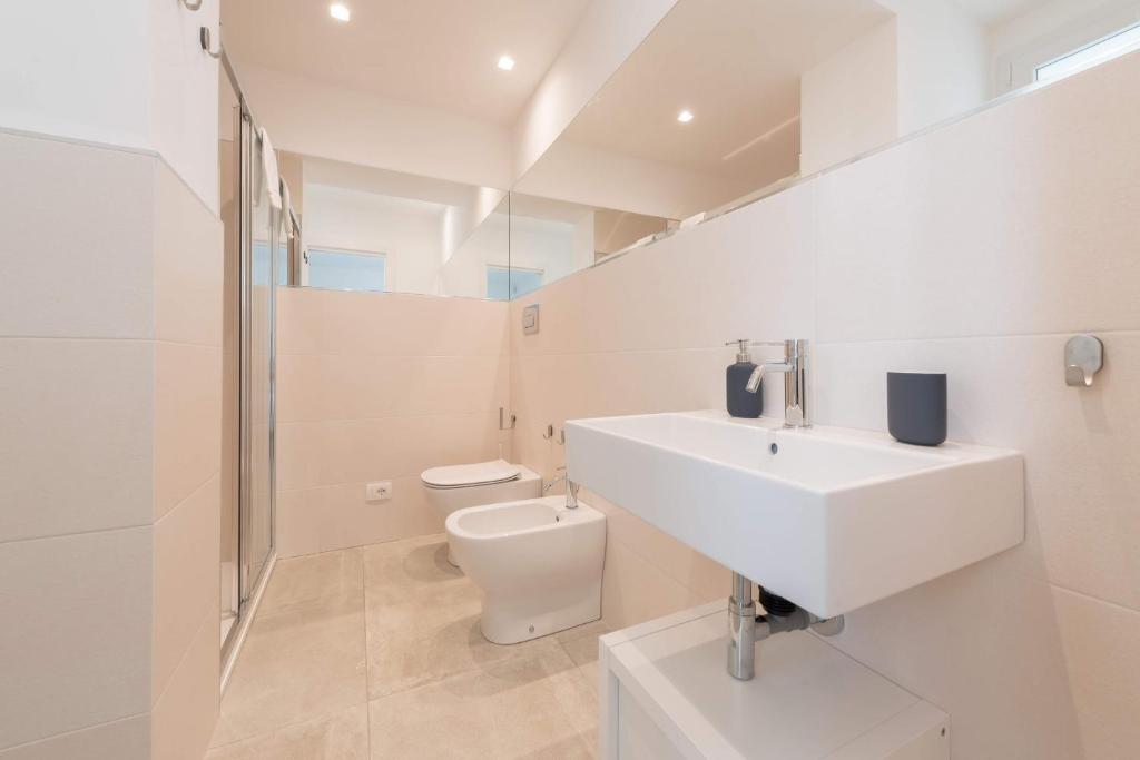 une salle de bain blanche avec un lavabo et des toilettes dans l'établissement Villa White - IsulaTravel, à Modica