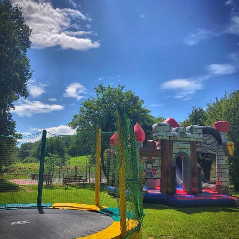 - une aire de jeux dans un parc avec une maison de jeu dans l'établissement Domaine du Blanc Pignon, à La Calotterie