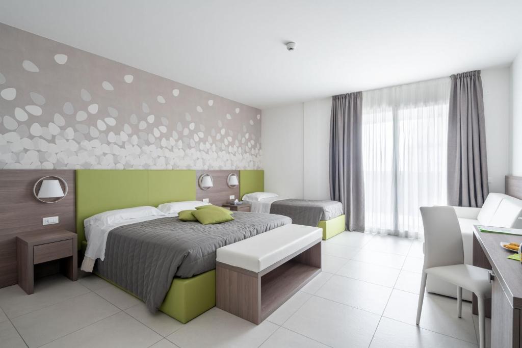 une chambre d'hôpital avec un lit et un bureau dans l'établissement Hotel Iris Jesolo, à Lido di Jesolo