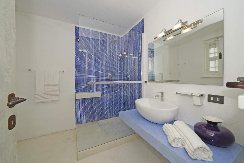 une salle de bain avec un lavabo et une douche en verre dans l'établissement Villa Rachele: stunning luxury villa in centre Gargnano with private pool and breathtaking views, à Gargnano