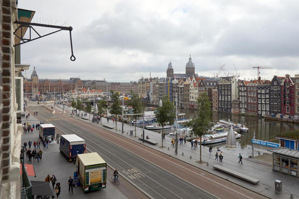 Damrak Short Stay Amsterdam 6