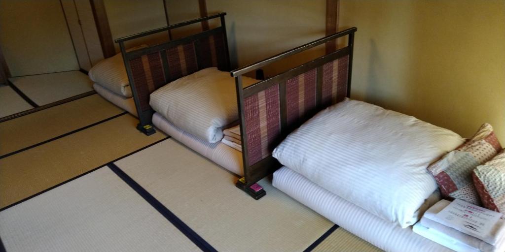 - 2 lits dans un coin de chambre dans l'établissement K's House Ito Onsen - Historical Ryokan Hostel, à Itō