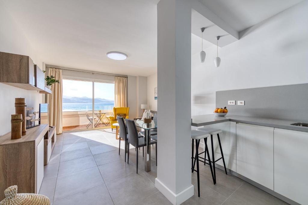 Living Las Canteras Homes - BRIGHT BEACHFRONT 4