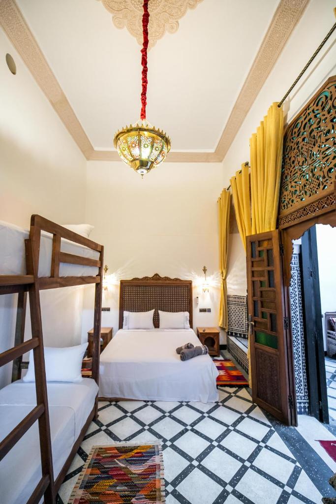 - une chambre avec 2 lits superposés et un lustre dans l'établissement Dar Layali Fez, à Fès