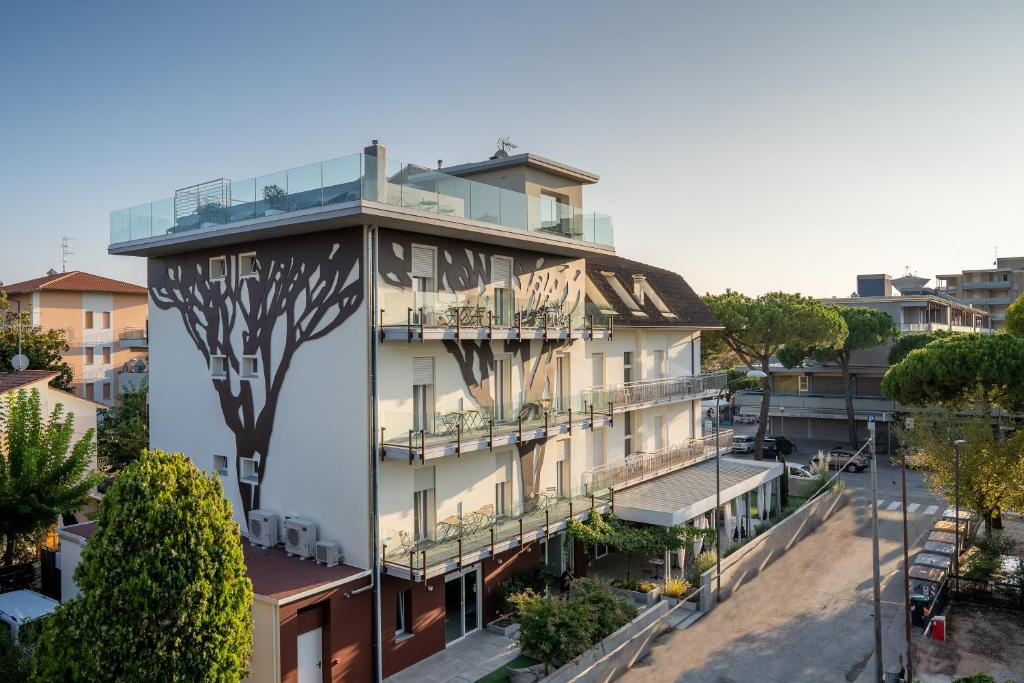 un bâtiment avec des balcons sur le côté dans l'établissement Hotel Abc, à Cervia