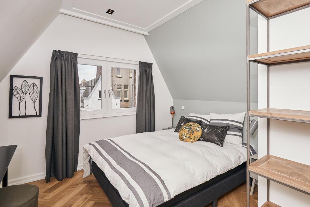 Damrak Short Stay Amsterdam 2