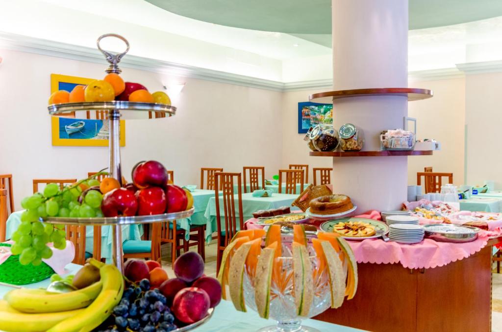 une table remplie de nombreux types de fruits différents dans l'établissement Hotel Di Giovanni, à Bibione