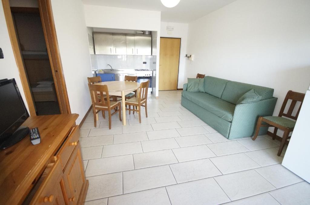 un salon avec un canapé et une table dans l'établissement Appartamenti La Mer, à San Benedetto del Tronto