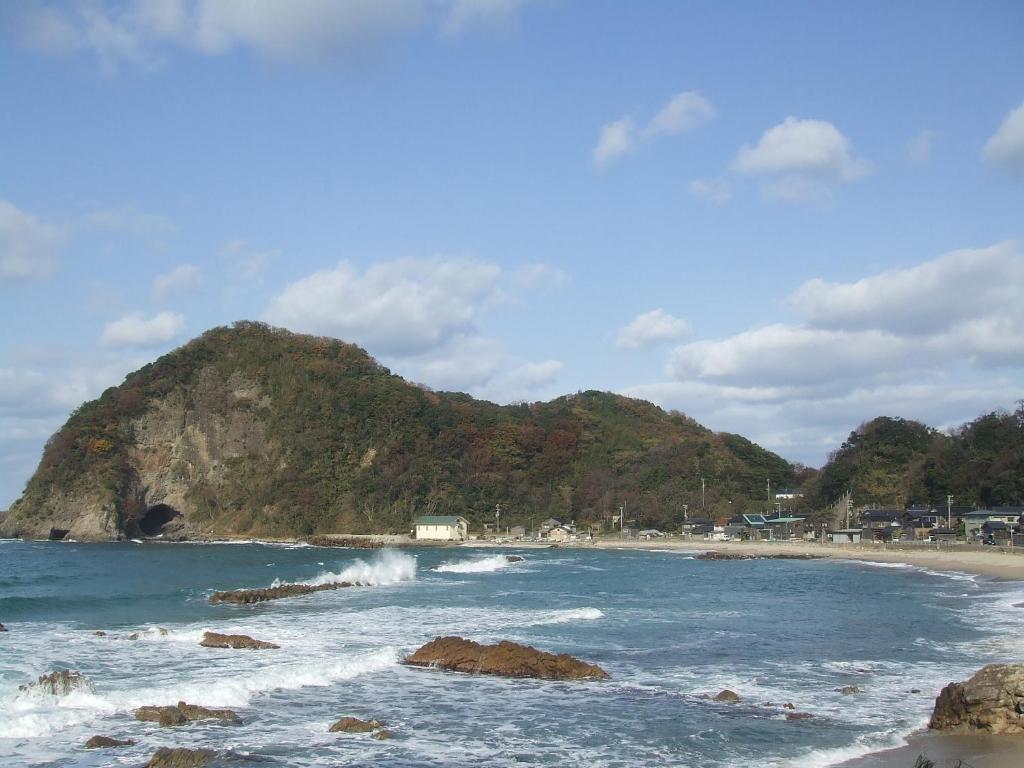 - une vue sur la plage et la montagne dans l'établissement Yodoya, à Toyooka