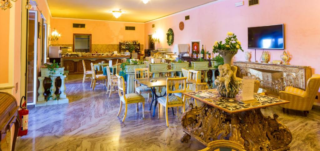 un restaurant avec des tables et des chaises dans une salle dans l'établissement Taormina Park Hotel, à Taormine