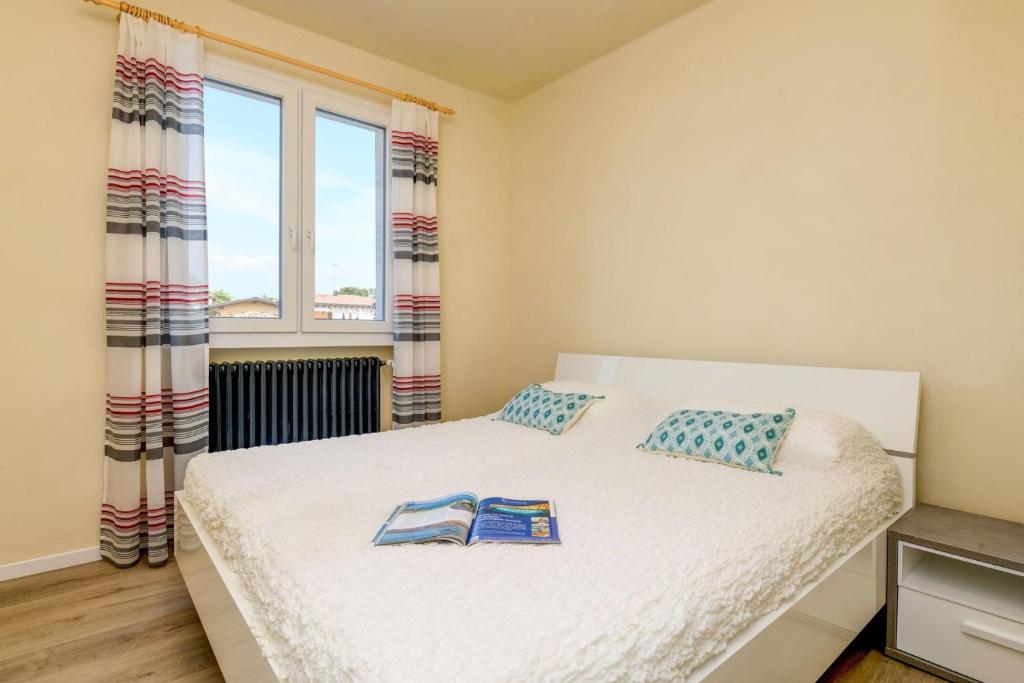 une chambre avec un lit avec deux livres dessus dans l'établissement Villa Sole, à Manerba del Garda 29 autres photos