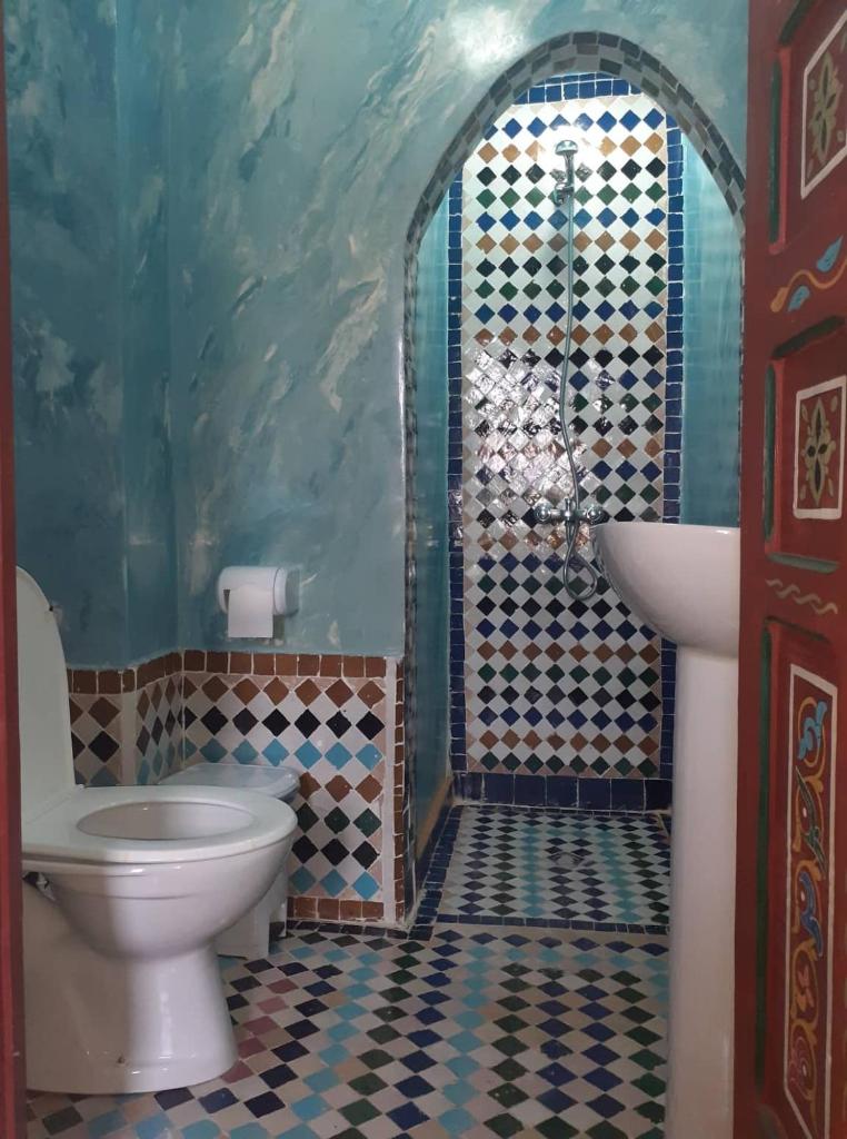 une salle de bain avec toilettes et lavabo dans l'établissement Riad Fés blida, à Fès 37 autres photos