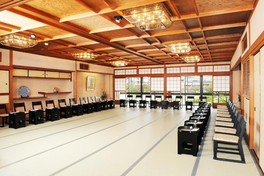 un bowling vide avec des rames de chaises dans l'établissement Tazuru, à Kyoto