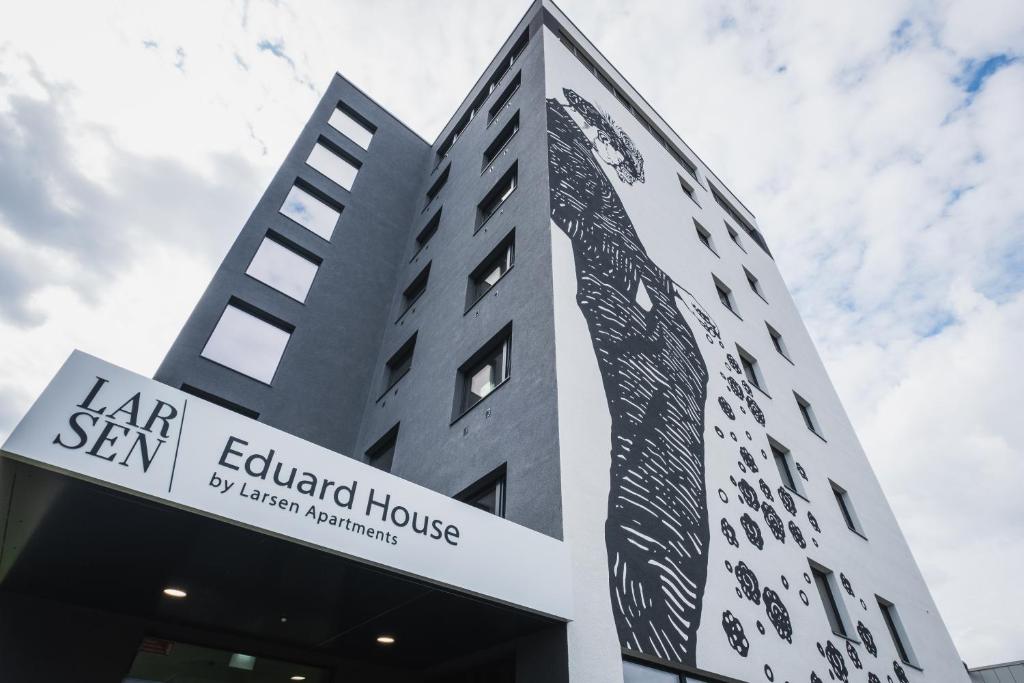 Eduard House by Larsen 7