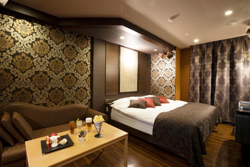 une chambre d'hôtel avec un lit et une table dans l'établissement ホテル マイン 岐阜, à Ginan 47 autres photos