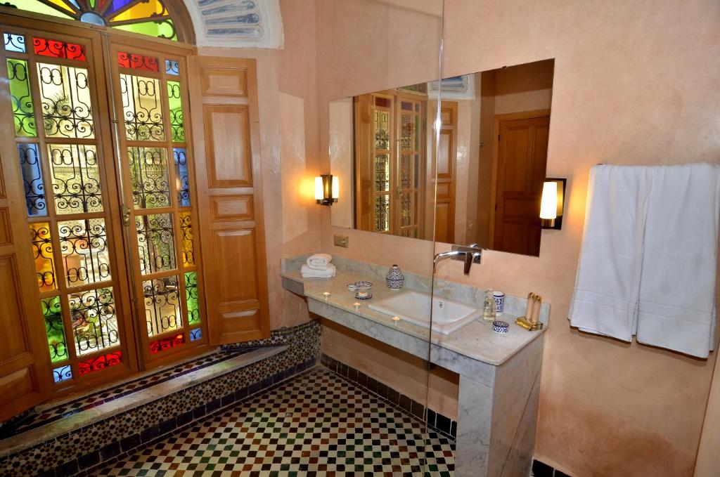 La salle de bains est pourvue d'un lavabo et d'un vitrail. dans l'établissement Riad Al Ansari, à Fès