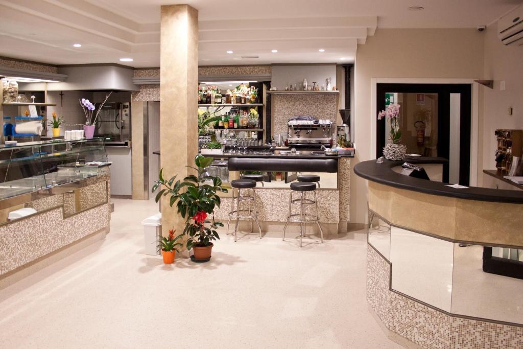 un restaurant avec un bar avec tabourets dans l'établissement La Lanterna, à Silvi Marina