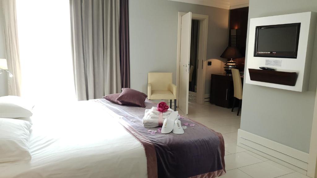 une chambre d'hôtel avec un lit avec des serviettes dessus dans l'établissement Gabri Park Hotel, à San Salvo 20 autres photos