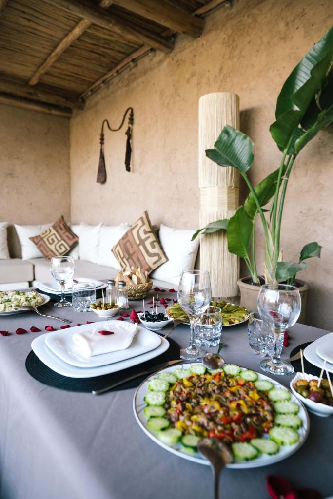 une table avec une assiette de nourriture dessus dans l'établissement Riad Bamboo Suites & Spa, à Marrakech