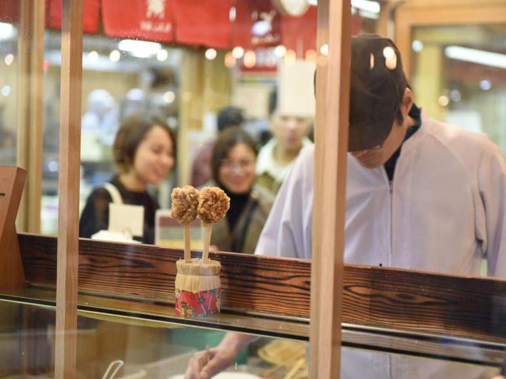 - un chef se tenant devant un comptoir dans l'établissement Miyajima Morinoyado, à Miyajima 37 autres photos