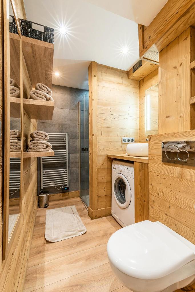 une buanderie avec un lave-linge et un lave-linge dans l'établissement Fleur des Montagnes, à Praz-sur-Arly