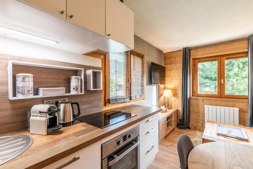 une cuisine avec un évier et un plan de travail dans l'établissement Fleur des Montagnes, à Praz-sur-Arly 16 autres photos